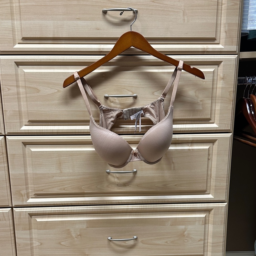 Victoria's Secret body by Victoria Nude Bra